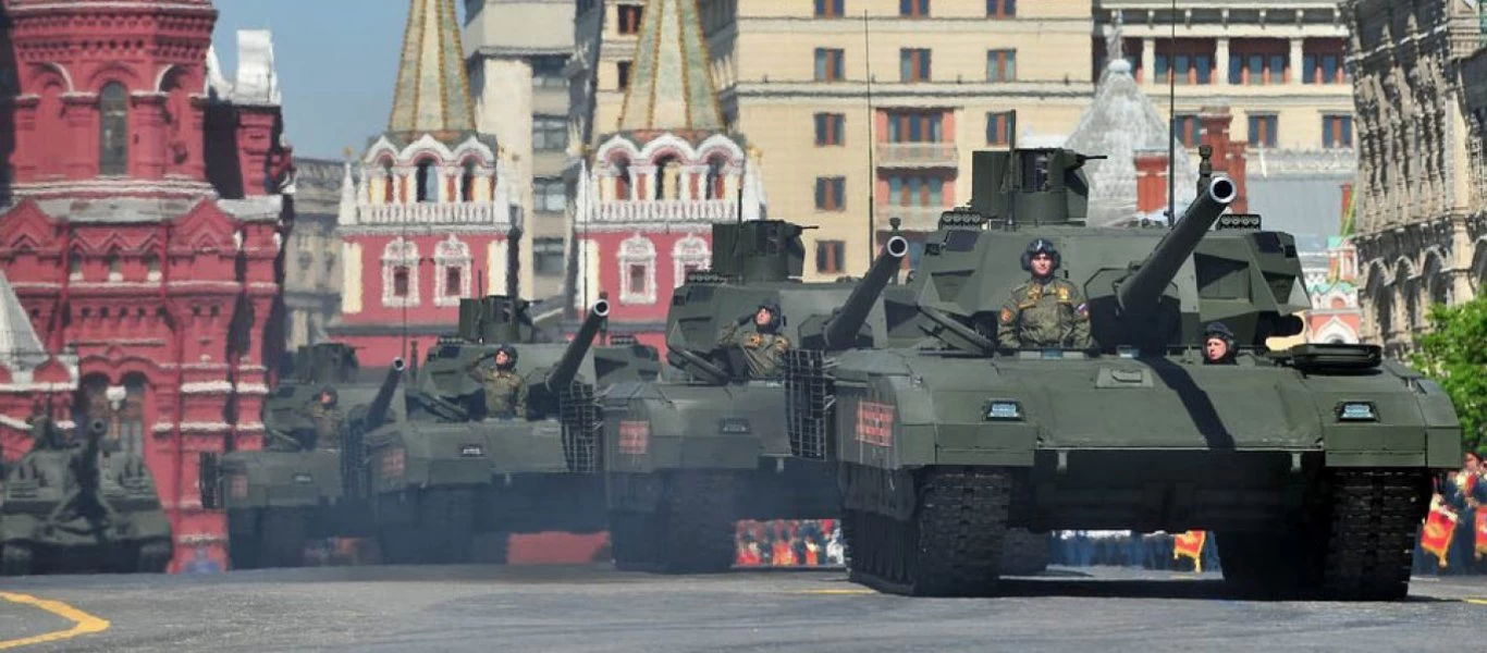 Σε εξέλιξη η μεγάλη στρατιωτική παρέλαση για την Ημέρα της Νίκης στην Μόσχα (live βίντεο)